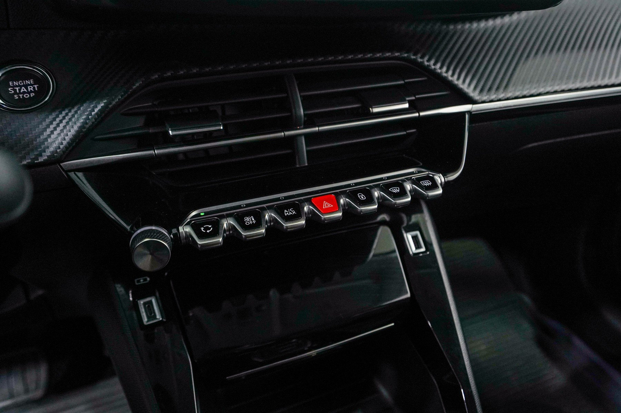 Peugeot 208 — photo 24