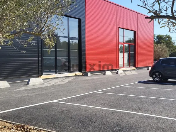 LOCAL COMMERCIAL 200 M2 SUR SERNHAC