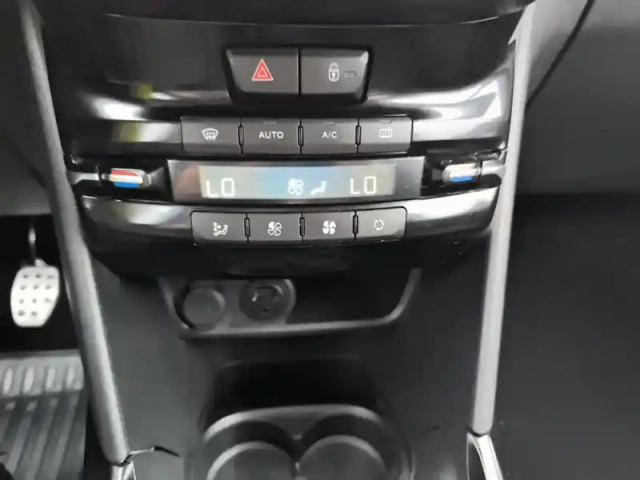 Peugeot 2008 1.2 puretech 110ch s&amp;s bvm5 — photo 12