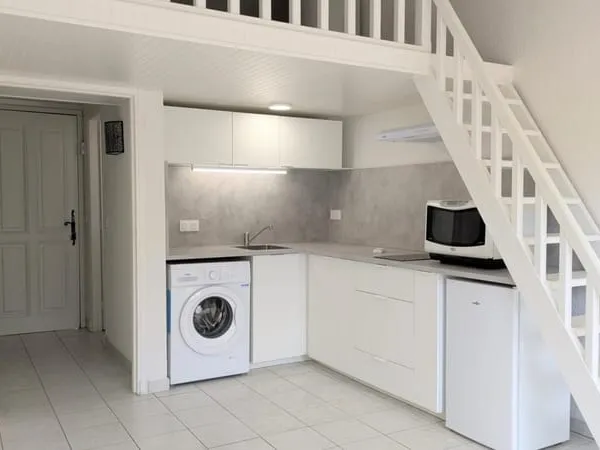 PEGOMAS LA MOURACHONNE - STUDIO RENOVE AVEC TERRASSE ET MEZZANINE