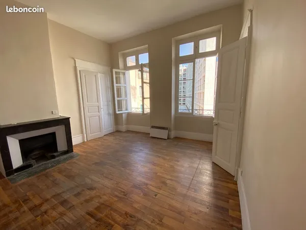 Loft de caractère — Hyper-centre historique — 4 m sous plafond — 42 m² Carrez / 56 m² au sol — Refai