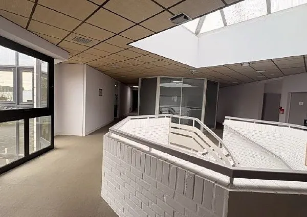 Local professionnel 2113 m²