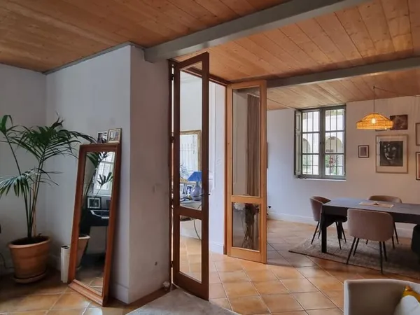 Maison de ville au calme climatisée 2 chambres avec exterieur et parking possible