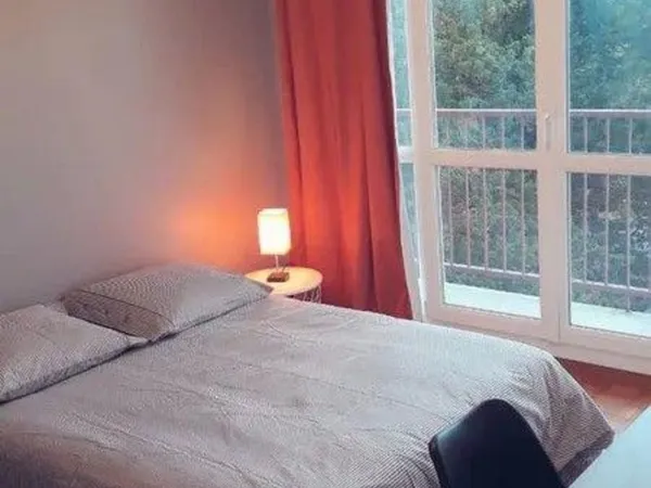 Chambre meublée avec balcon dans colocation 64m²