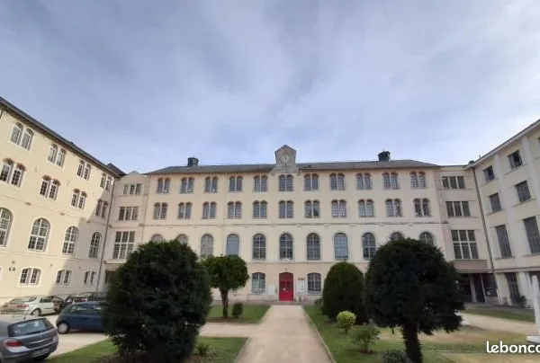 Immeuble de bureaux loué 2 270 m² - Châteauroux