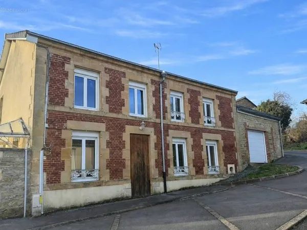 Maison familiale spacieuse de 230 m2 avec jardin à Sormonne 5 chambres + bureau Garage Terrain de 1 
