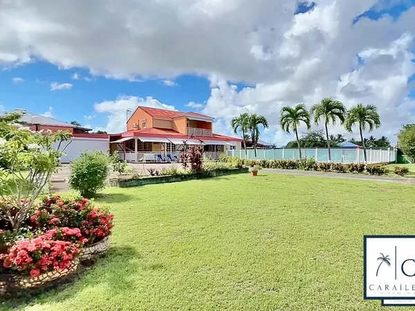 Vaste propriété avec dépendance, jardin et piscine à Sainte-Anne