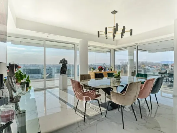 Appartement 8 pièces 222 m²