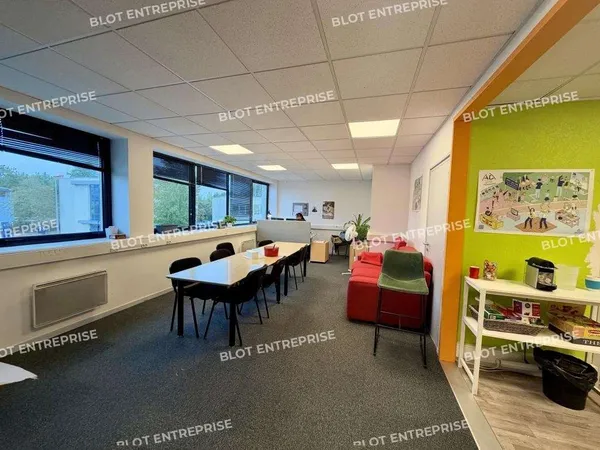 A vendre bureaux 117m² à Saint-Grégoire