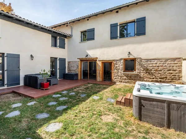 Maison de village avec cour intérieure au coeur de Salles Arbuissonnas