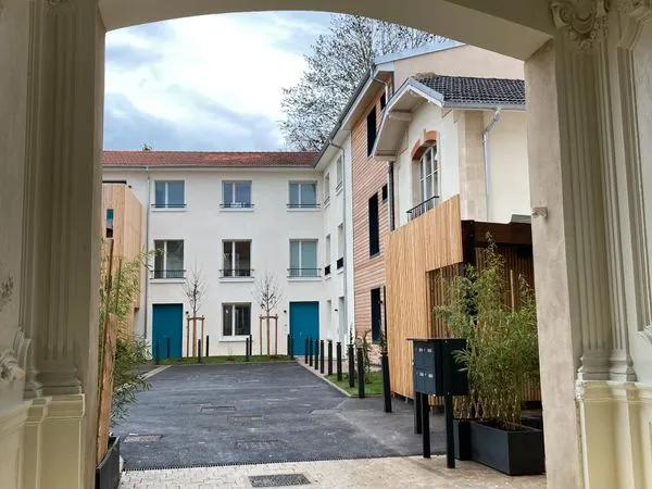 Superbe T2 dans résidence ancienne totalement restaurée et sécurisée parking privé terrasse et jardi