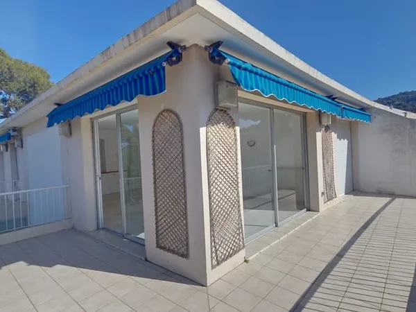 LE CANNET à vendre 4 pièces de 112 m2 en dernier étage avec
