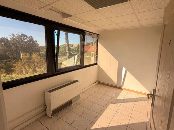 Bureau / cabinet (para)médical à louer