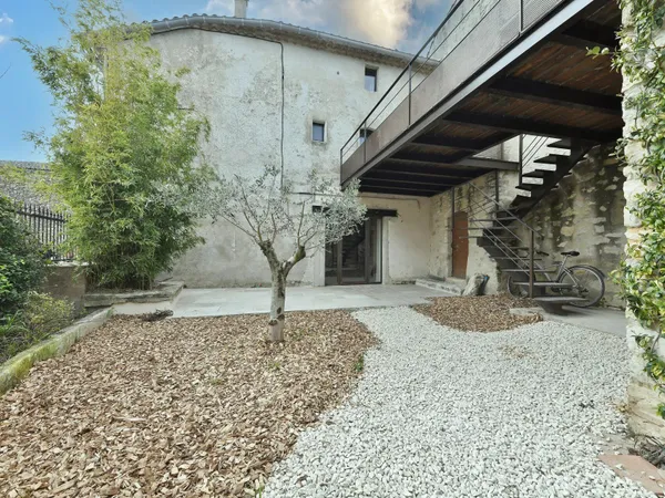 Le charme d'une maison de village en pierre avec jardinet et te