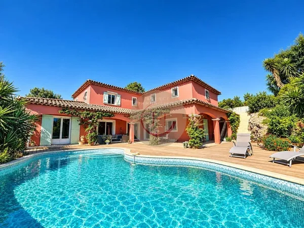VILLA DE CARACTÈRE AVEC VUE PANORAMIQUE SUR LA BAIE DE CANNES ET LE MASSIF DE L'ESTÉREL