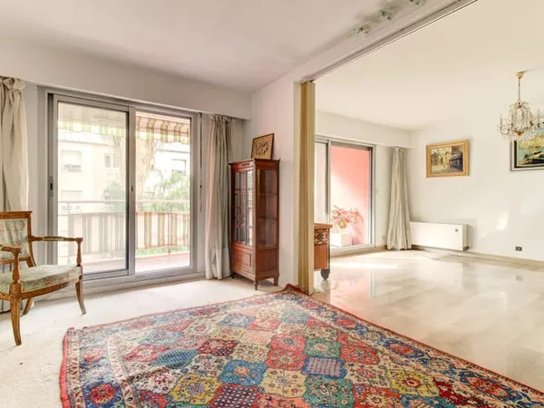 NICE RIQUIER - SAINT-ROCH - 4 PIÈCES TRAVERSANT DE 89 M² AVEC TERRASSE, GARAGE ET CAVE