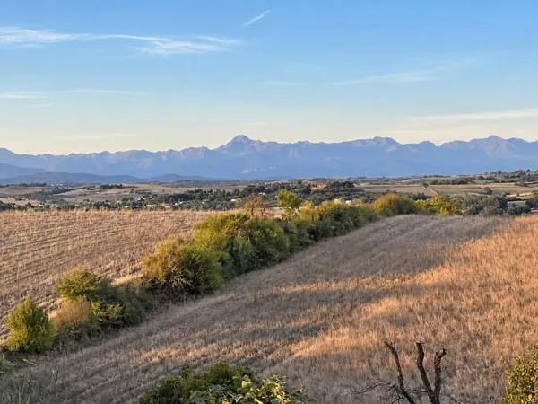 Sud de Toulouse ,ferme rénovée de 350 m² sur les coteaux avec gîte et vue exceptionnelle sur les Pyr