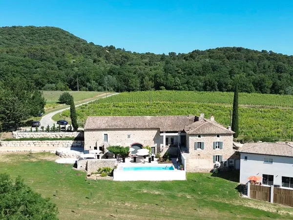 Exceptionnelle propriété du XVI au calme, sans vis-à-vis, offrant 7ch et 4 sdb, piscine et nombreuse