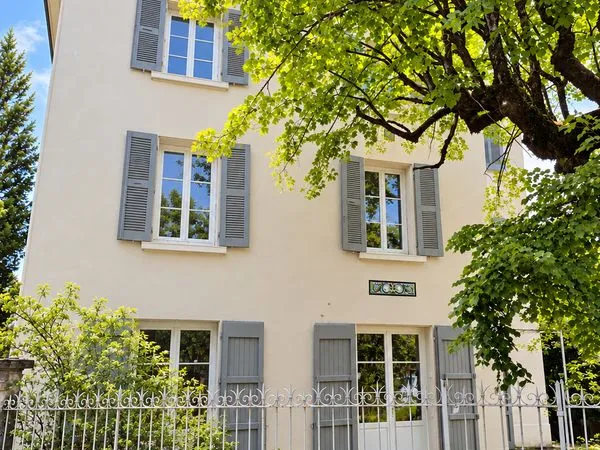 Appartement T3 duplex en plateau avec 2 parkings et cave