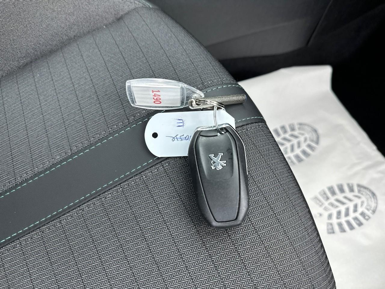 Peugeot 2008 puretech 100 s&s bvm6 allure pack — photo 34