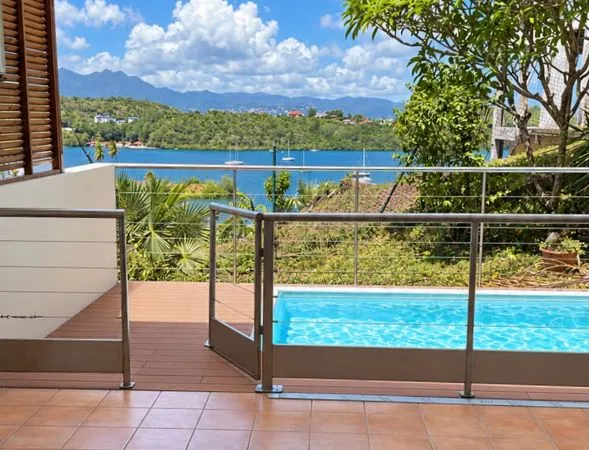 À LOUER - TROIS-ÎLETS - APPARTEMENT T3 DE 85 m² - VUE EXCEPTIONNELLE - PISCINE