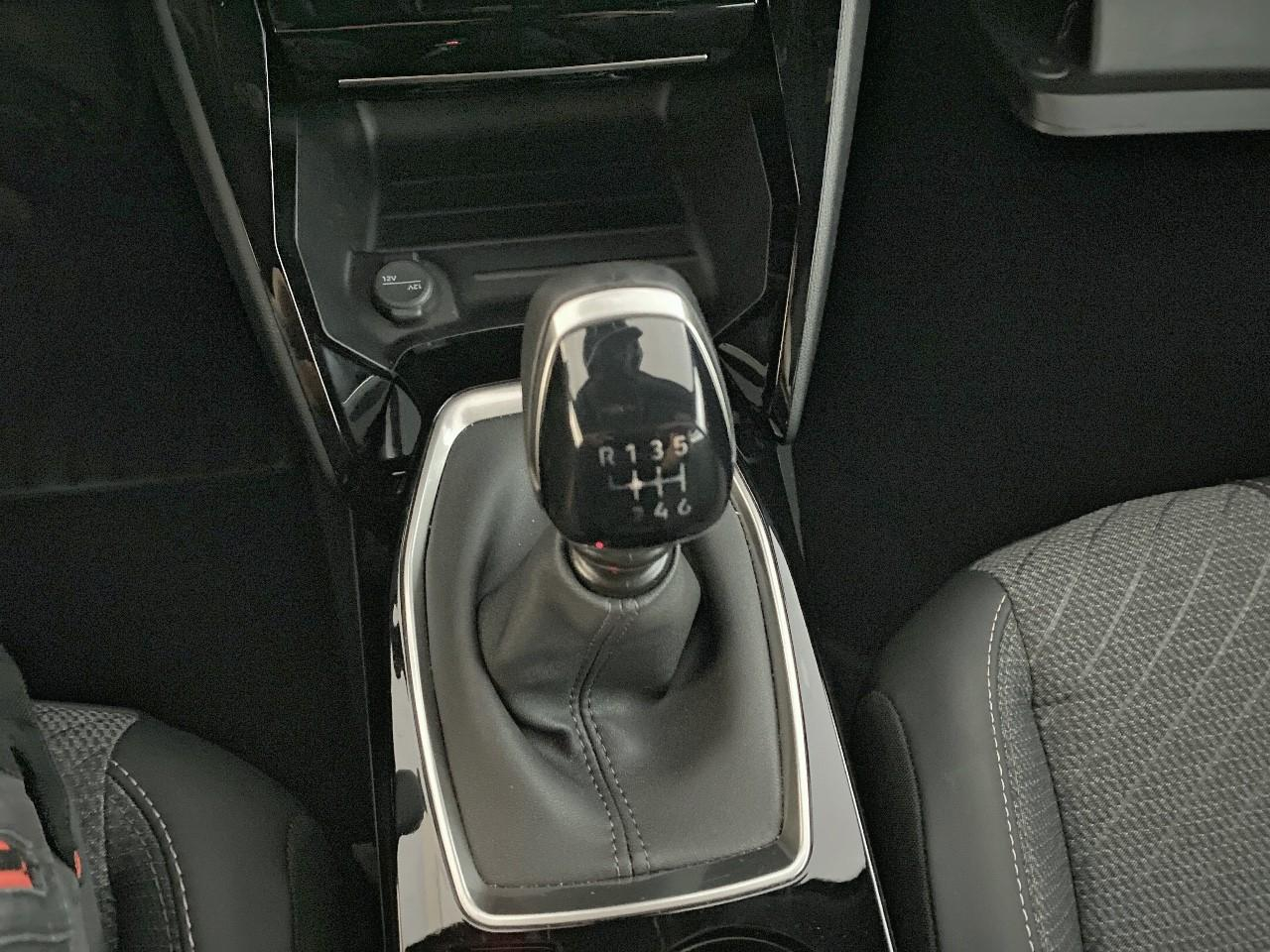 Peugeot 2008 turbo 100 ch bvm6 allure — photo 17