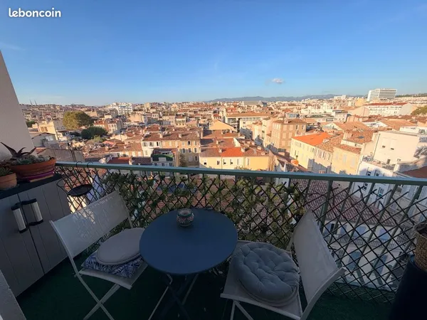 T4 traversant de 80,90 m² avec garage fermé, cave et deux balcons - Marseille 5e