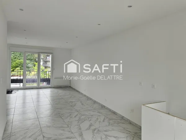 Immeuble Mixte comprenant duplex de 82 m2 et local commercial indépendant de 50 M2 avec cour privati