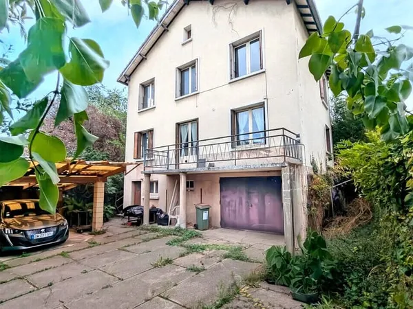 Grande maison et jardin