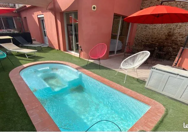 Joli F3 Rez de jardin piscine privée au RDC d'une maison de charme