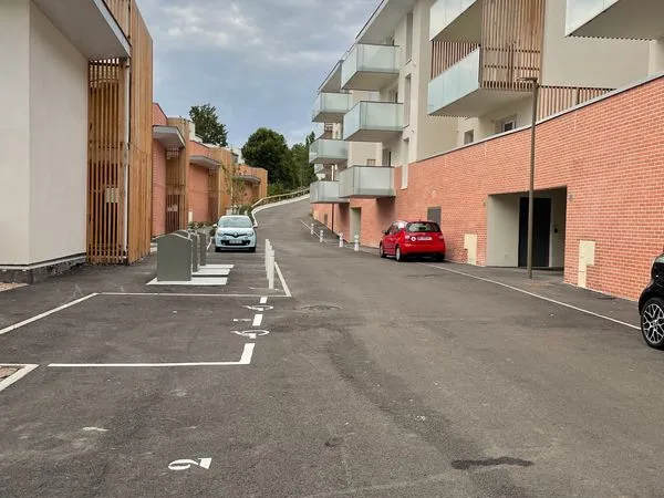 13 emplacements de parking dans residence récente