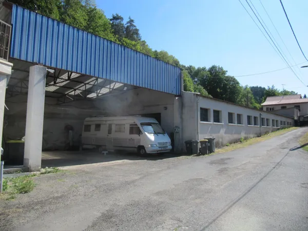 Une affaire à ne pas manquer : deux grands batiments de stockage, deux appartements plus un troisièm