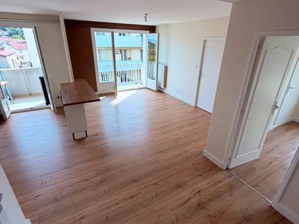 Appartement entièrement rénové - 66 m² - 3 chambres - 2 balcons