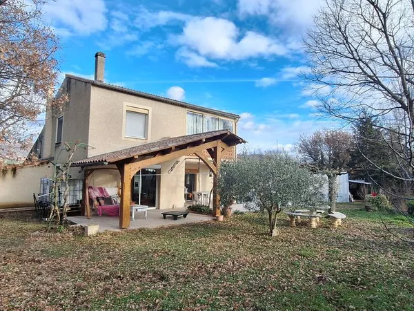 Maison avec hangar