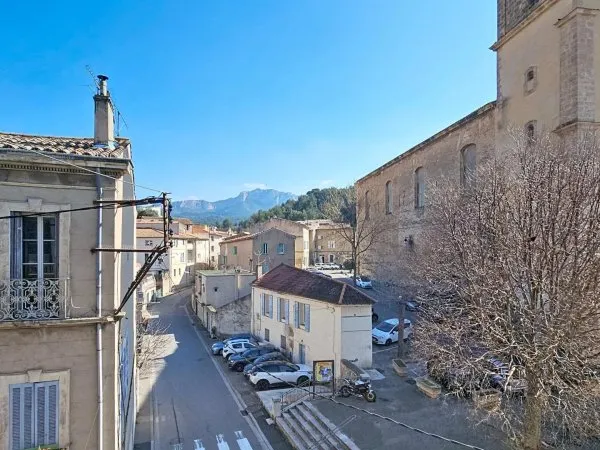 Le charme d'un village, ce T3 contemporain au centre de Roquevaire va vous surprendre