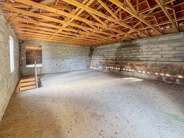 Chai en pierre ,Rénovation complète 200 m² à aménager , 4 plateaux de 50 m² , jardin avec stationnem