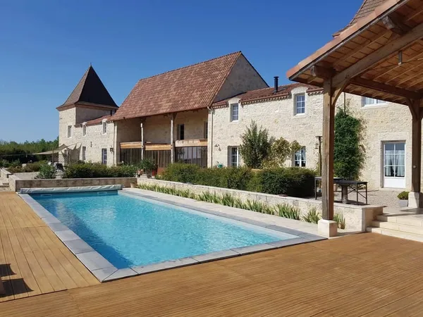 Ancienne ferme magnifiquement rénovée avec 2 maisons d'amis et piscine à proximité d'un village dyna
