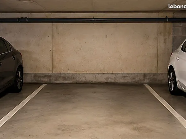 À VENDRE - PLACE DE PARKING SÉCURISÉE DE 15 m²