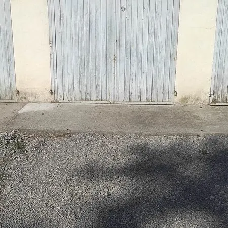 Garage / Box à louer, fermé, sécurisé, 15 m², grande hauteur de porte 2.10m et grand volume 3m15 sou
