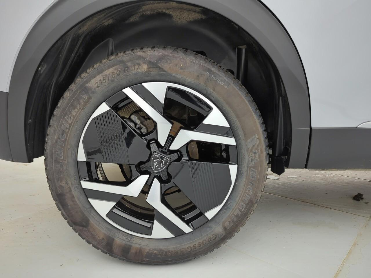 Peugeot 2008 hybrid 145 ch e-dcs6 allure — photo 31