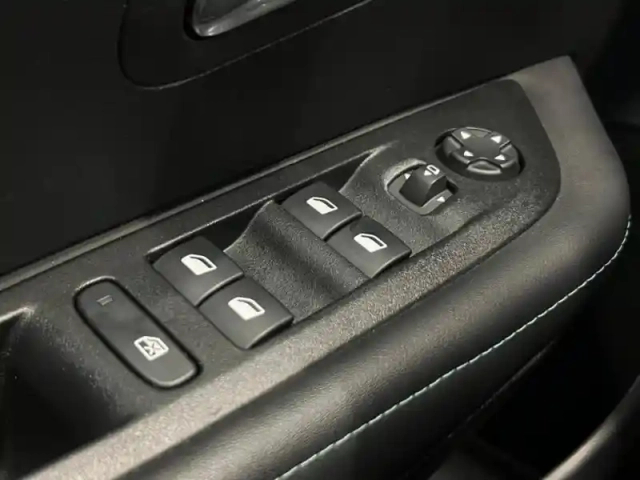 Peugeot 208 e- 136ch allure pack — photo 10