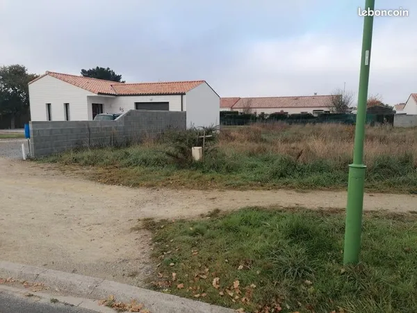 Beau terrain à bâtir viabilisé de 586 m2 à Saint-Urbain
