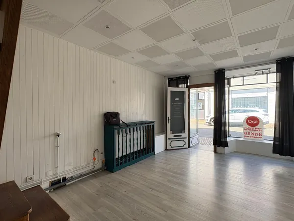 Local commercial 1 pièce 77 m²