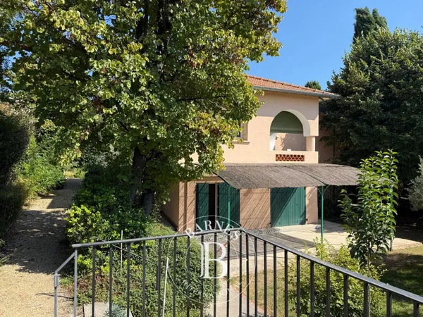 LOCATION VIDE - AIX EN PROVENCE CENTRE - MAISON DE 182M² - JARDIN