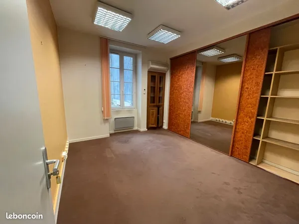 1 Bureau à louer dans espace partagé en Rez de chaussée avec climatisation, double vitrage pvc, poss