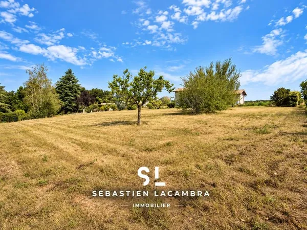 Terrain à bâtir de 535 m2 à Cadalen Un cadre agréable pour