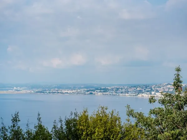 NICE MONT BORON - APPARTEMENT 3 PIECES DE 81M² A VENDRE - SUPERBE VUE MER - JARDIN DE 75M² - A RENOV
