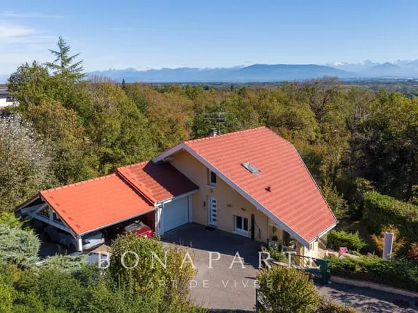 CROZET - MAISON INDIVIDUELLE - NOMBREUSES ANNEXES, POSSIBILITÉ DE STUDIO INDÉPENDANT, JARDIN PISCINA