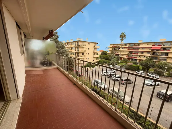 ANTIBES EST STUDIO LOUÉ AVEC TERRASSE IDÉAL INVESTISSEUR