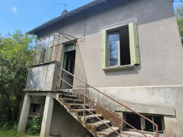 Maison à rénover avec dépendances, puits et grand terrain, 19160 Sérandon